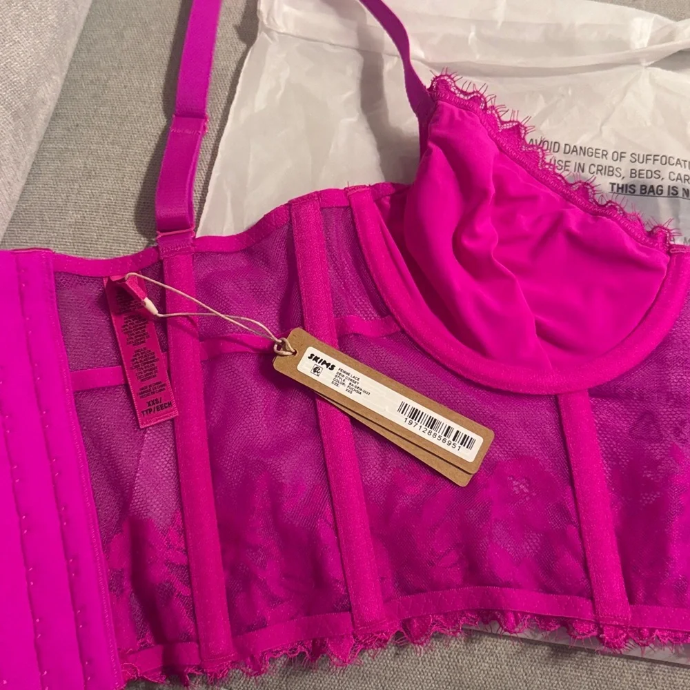SKIMS LACE BALCONETTE CORSET | FUCHSIA - Picture 4 of 6